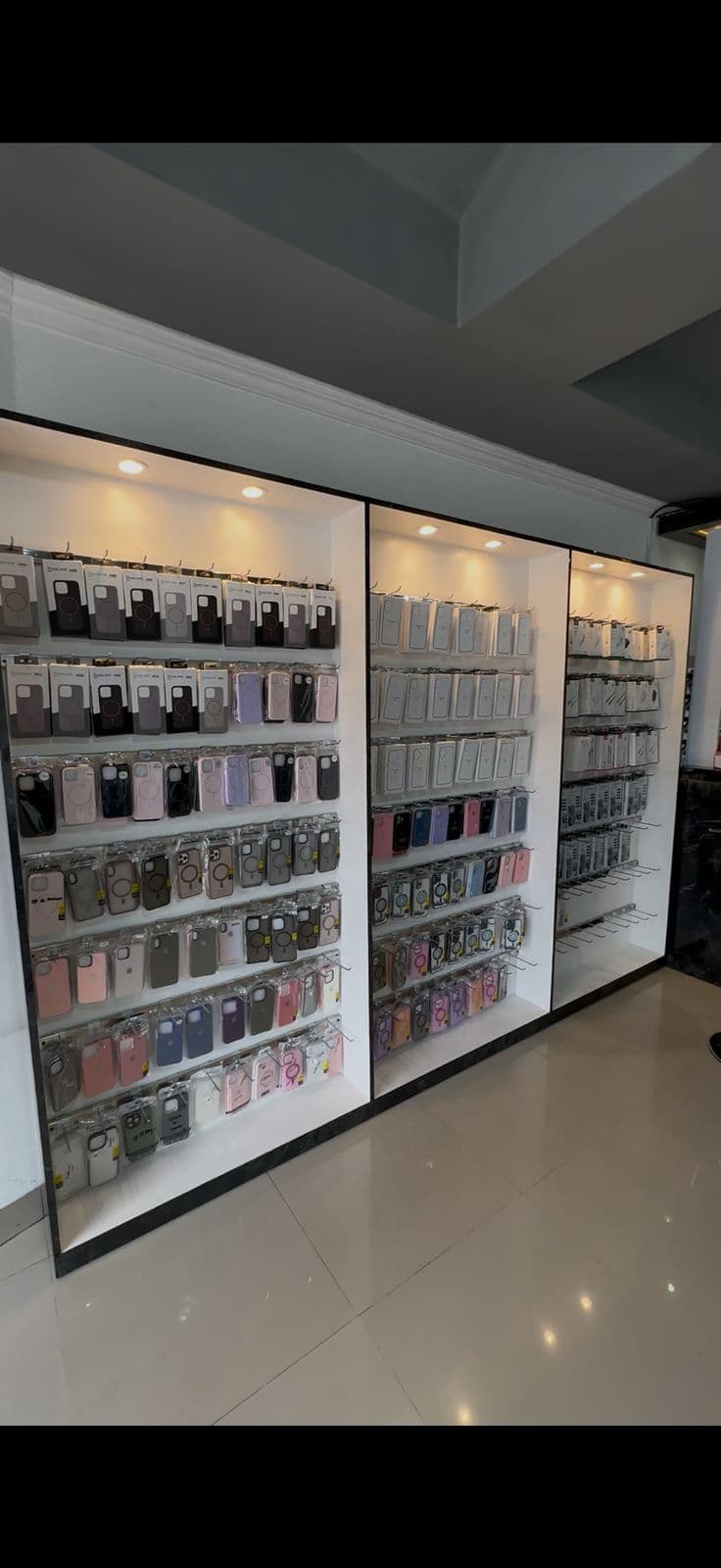 Etalase casing dan aksesori iPhone di AP Service
